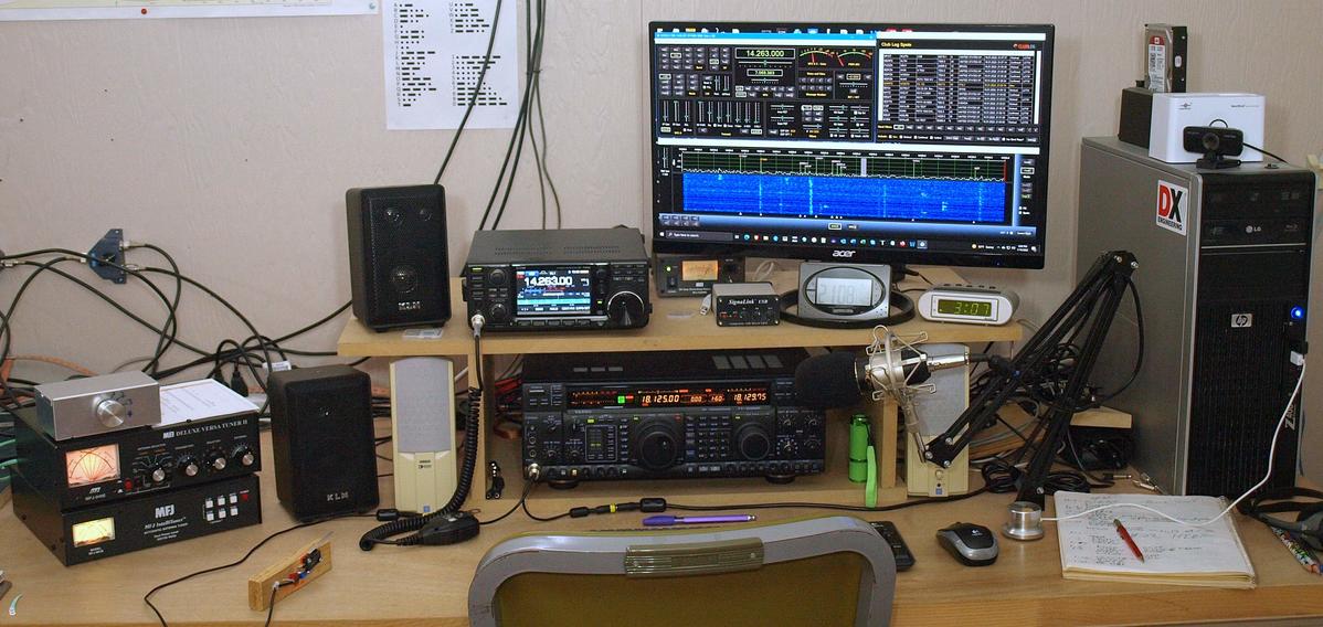 A computer on a desk

Description automatically generated with low confidence